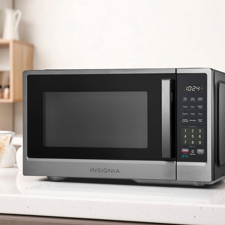 Insignia™ - .9 Cu. Ft. Compact Countertop Microwave - Stainless Steel_4