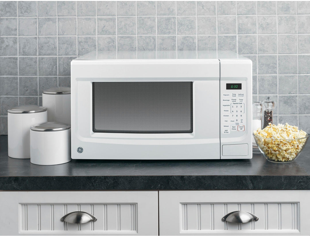 GE - 1.4 Cu. Ft. Mid-Size Microwave - White_4