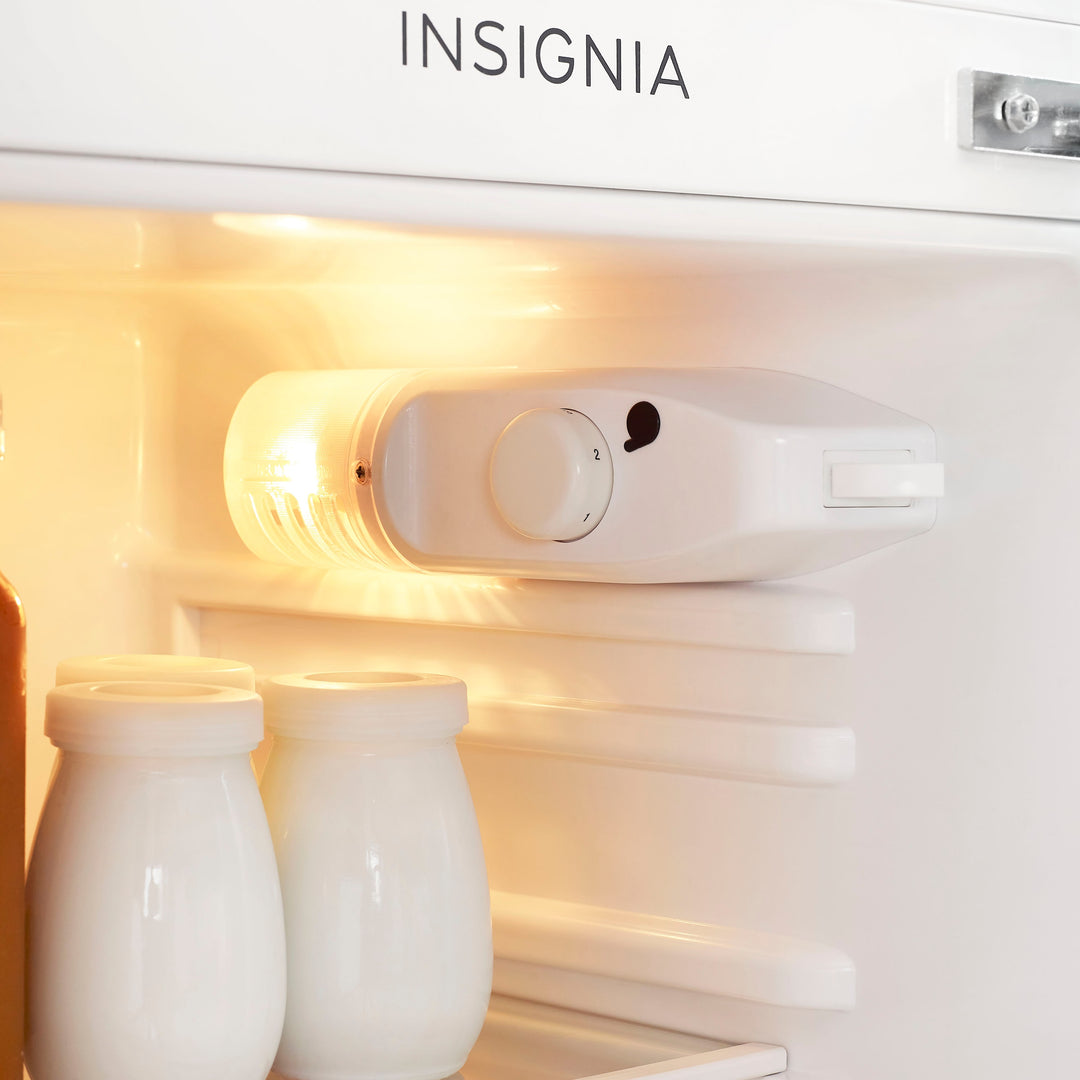 Insignia™ - 4.5 Cu. Ft. Retro Mini Fridge with Top Freezer - Red_7
