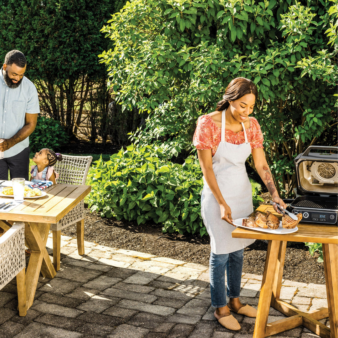 Ninja - Woodfire 7-in-1 Outdoor Grill, Master Grill, BBQ Smoker, & Outdoor Air Fryer with Woodfire Technology - Grey_3