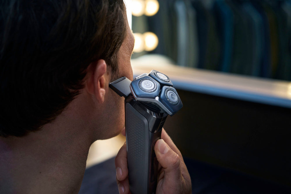 Philips Norelco Shaver 7600, Rechargeable Wet & Dry Electric Shaver with SenseIQ Technology, S7886/84 - Black_1